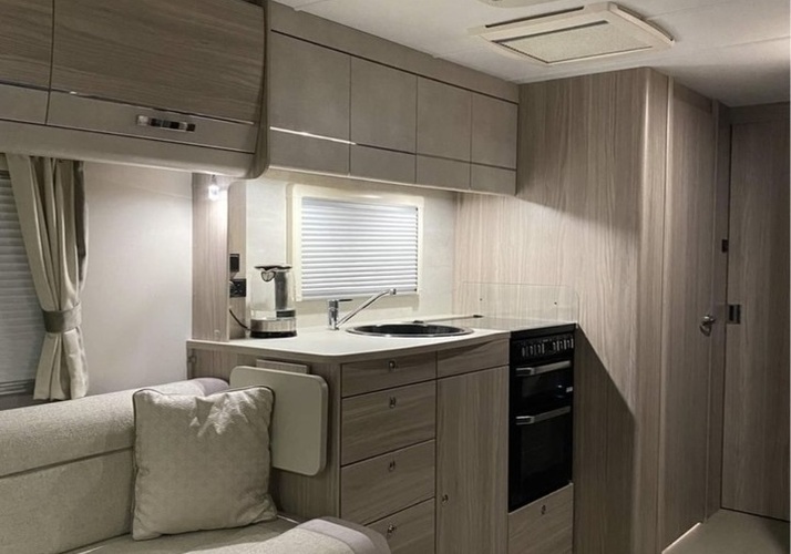 Image of a Caravan - Image 0