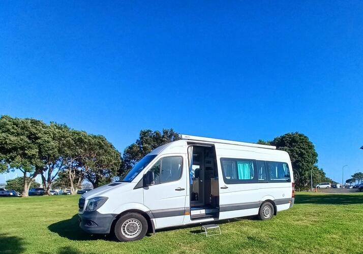 Image of a Motorhome - Image 0
