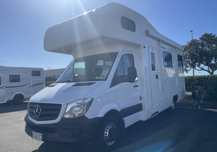 Image of a Motorhome - Image 0