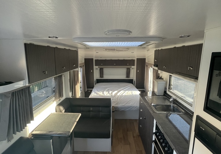 Image of a Caravan - Image 0