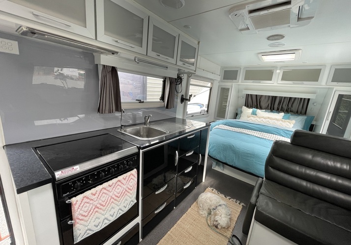 Image of a Caravan - Image 0