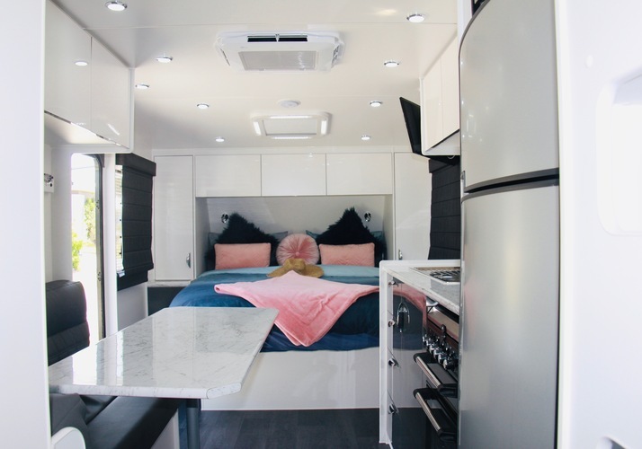 Image of a Caravan - Image 0