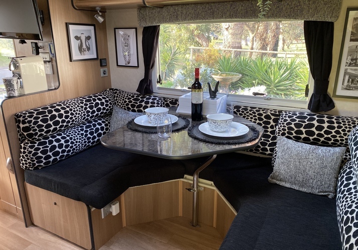 Image of a Caravan - Image 0