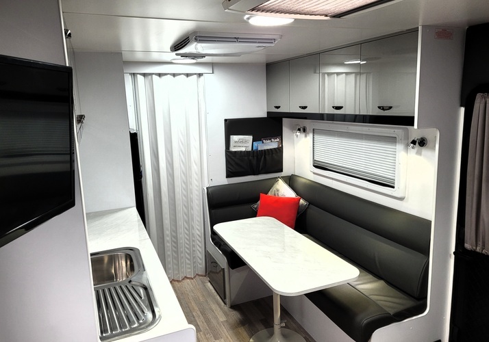 Image of a Caravan - Image 4