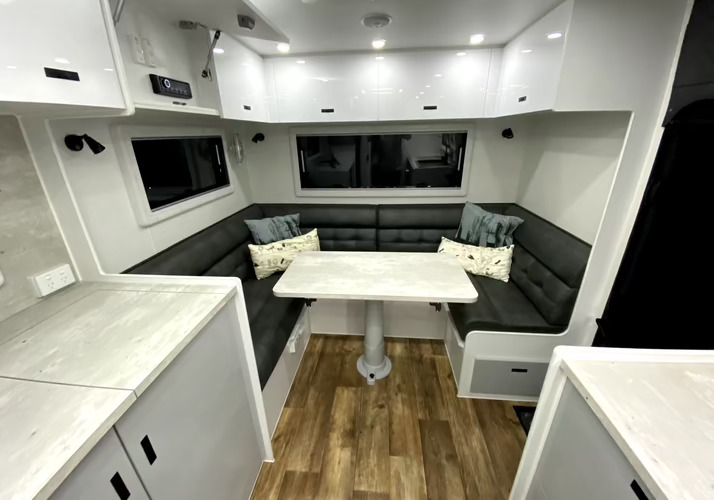 Image of a Caravan - Image 7