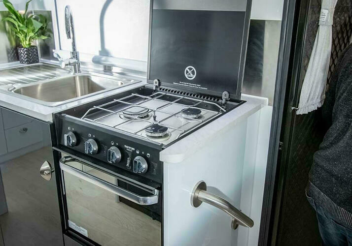 Image of a Caravan - Image 7