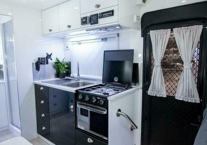 Image of a Caravan - Image 6