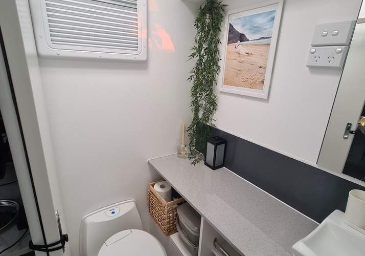 Image of a Caravan - Image 5
