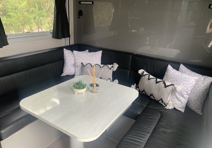 Image of a Caravan - Image 7
