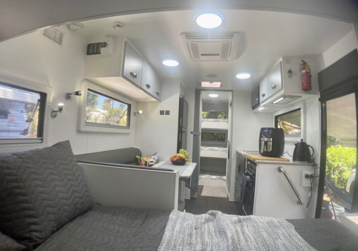 Image of a Caravan - Image 10