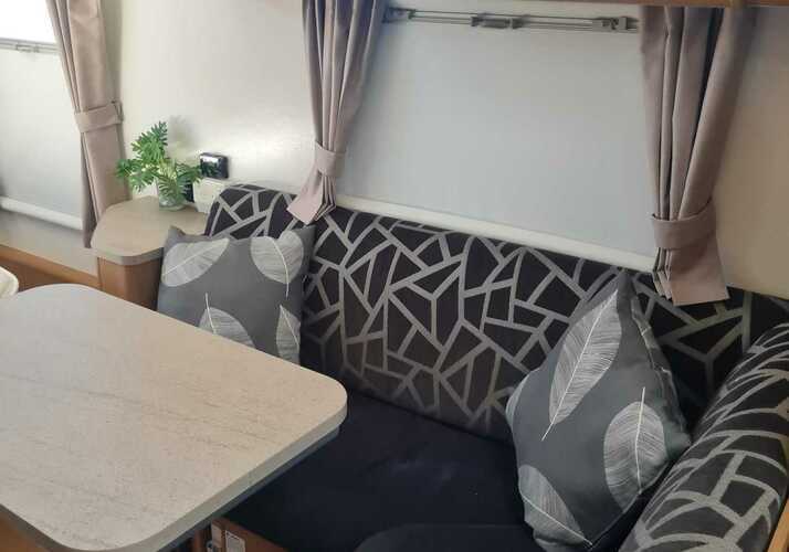 Image of a Caravan - Image 7
