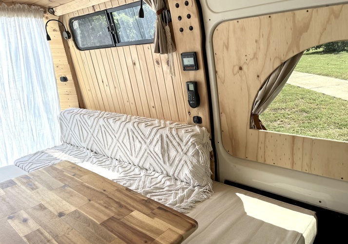 Image of a Campervan - Image 8