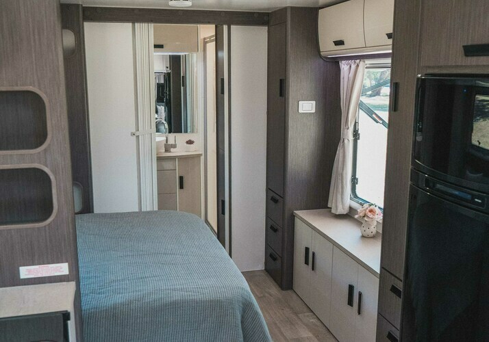 Image of a Caravan - Image 13