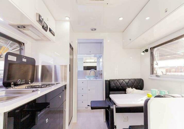 Image of a Caravan - Image 6