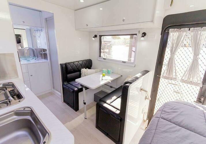 Image of a Caravan - Image 7
