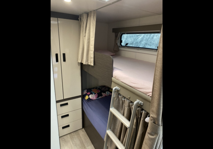 Image of a Caravan - Image 7