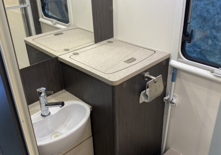 Image of a Caravan - Image 8