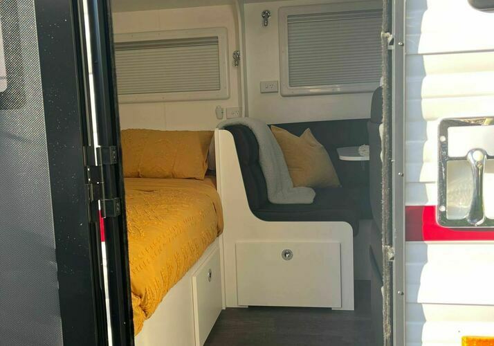 Image of a Caravan - Image 5