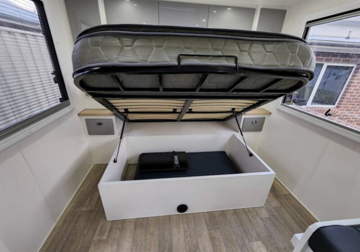 Image of a Caravan - Image 2