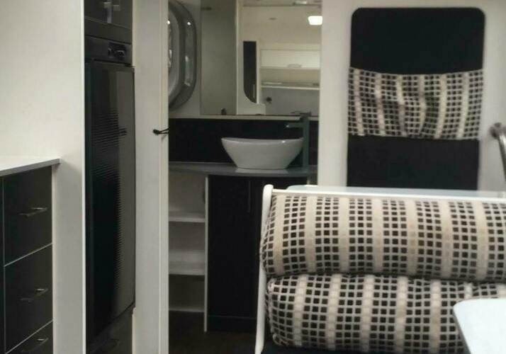 Image of a Caravan - Image 4