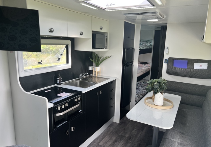 Image of a Caravan - Image 5