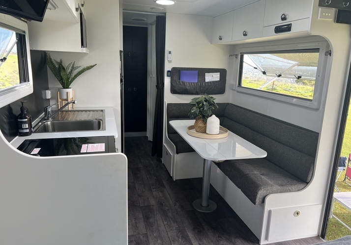 Image of a Caravan - Image 7
