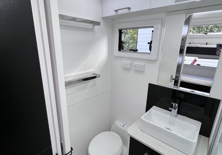 Image of a Caravan - Image 6
