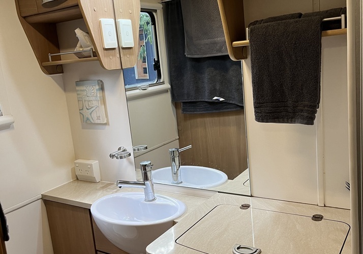 Image of a Caravan - Image 10