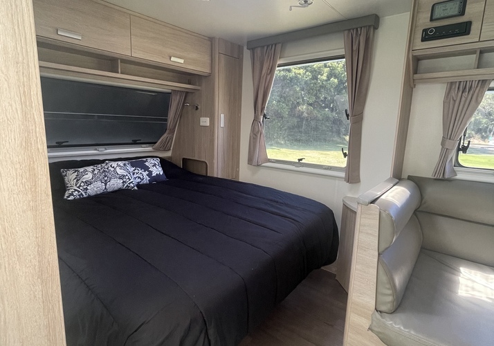 Image of a Caravan - Image 6