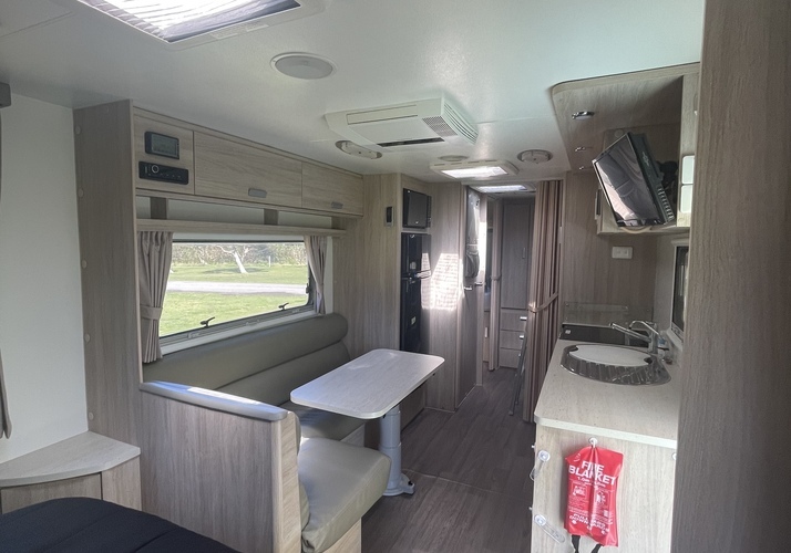 Image of a Caravan - Image 7