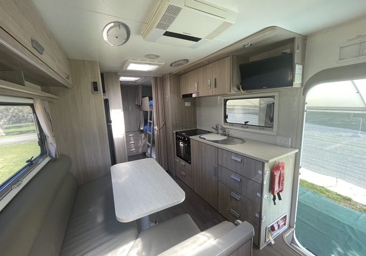 Image of a Caravan - Image 9