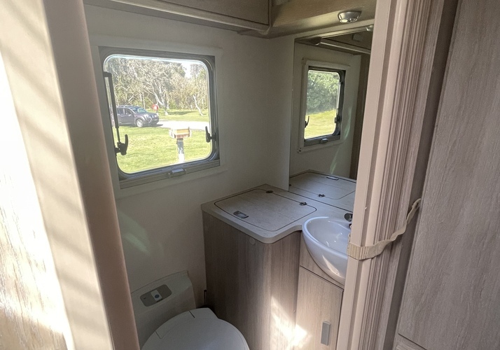 Image of a Caravan - Image 15
