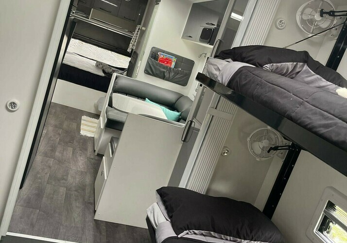 Image of a Caravan - Image 13