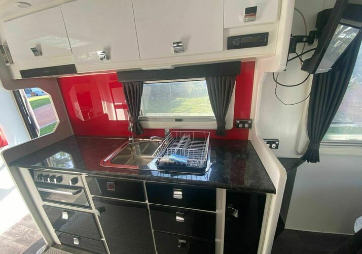 Image of a Caravan - Image 6