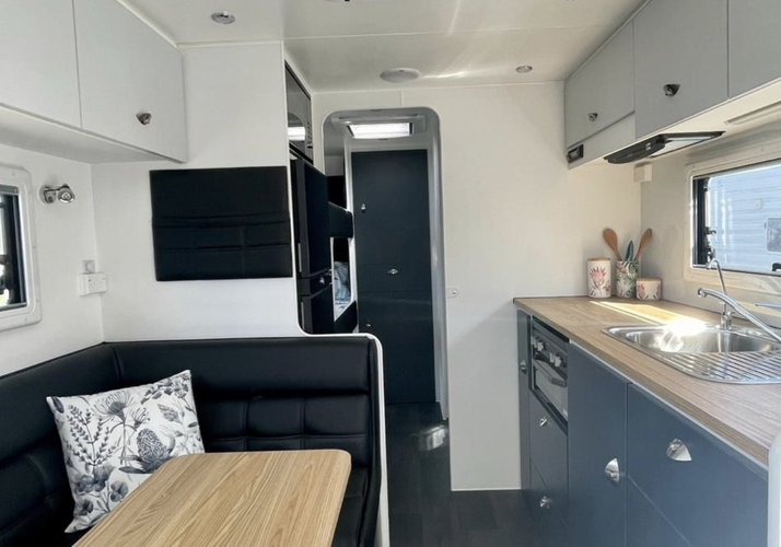 Image of a Caravan - Image 6