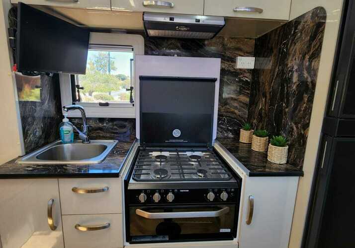Image of a Caravan - Image 7