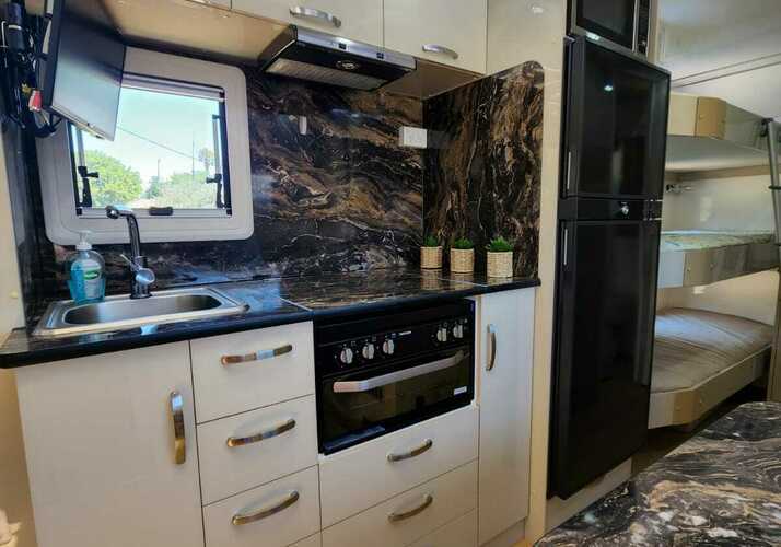 Image of a Caravan - Image 8