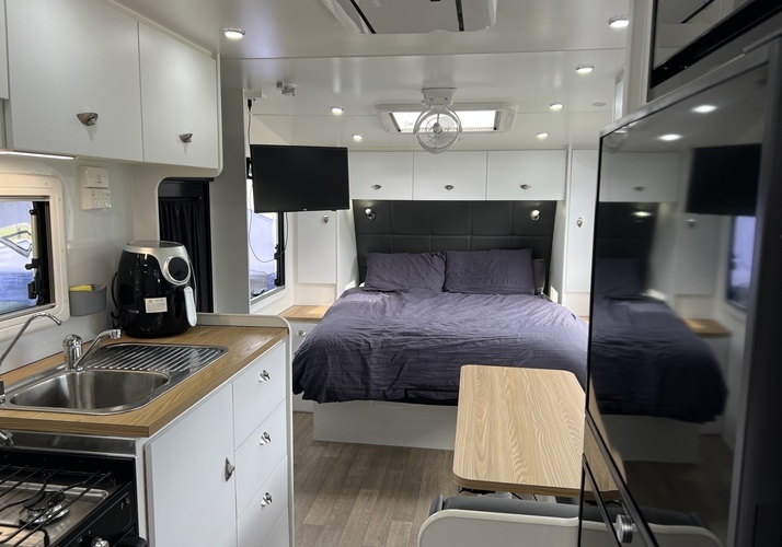Image of a Caravan - Image 13