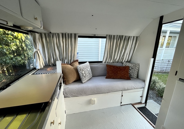Image of a Caravan - Image 7