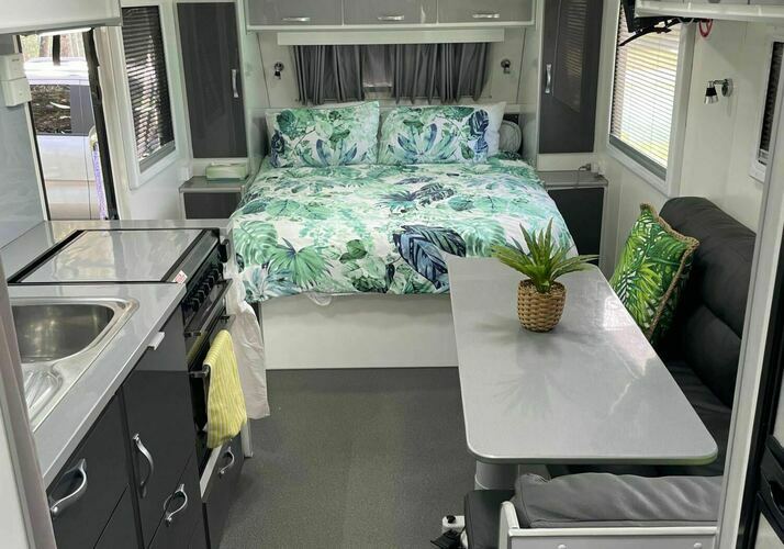 Image of a Caravan - Image 5