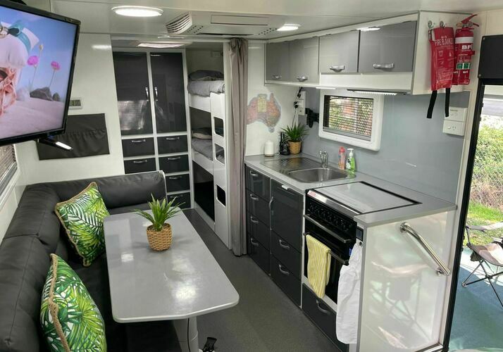 Image of a Caravan - Image 6