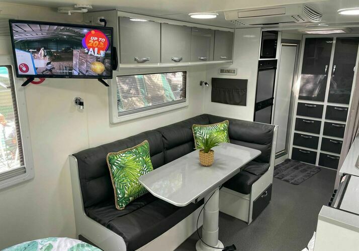 Image of a Caravan - Image 7