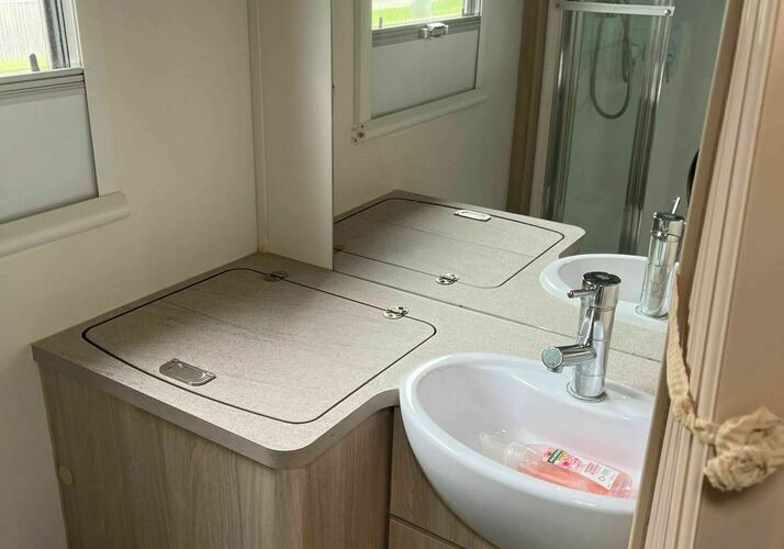 Image of a Caravan - Image 4