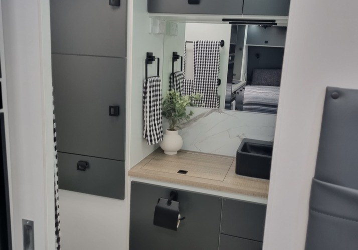 Image of a Caravan - Image 11