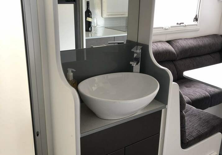 Image of a Caravan - Image 7