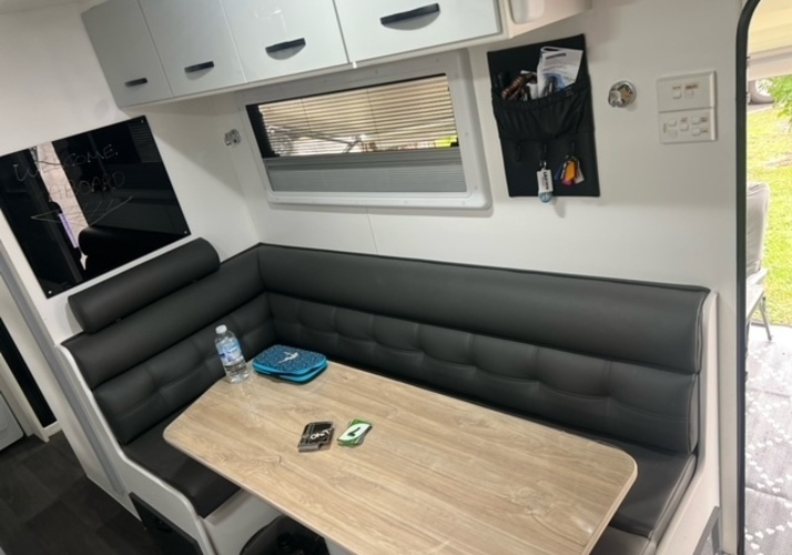 Image of a Caravan - Image 7