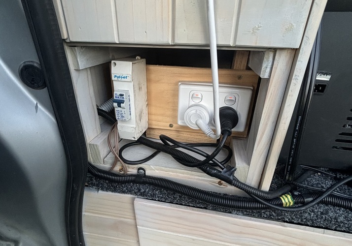 Image of a Campervan - Image 16