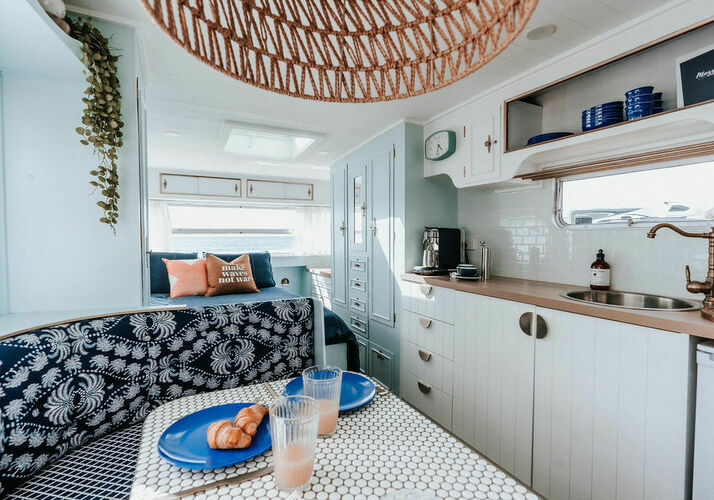 Image of a Caravan - Image 12