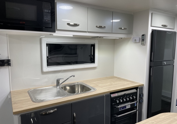 Image of a Caravan - Image 10