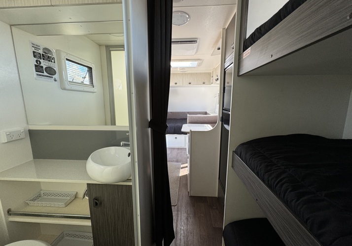 Image of a Caravan - Image 7